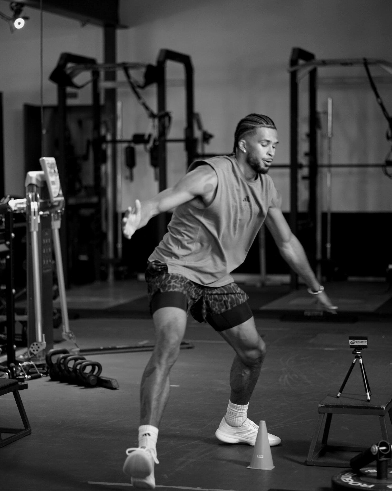 Athlete decelerating during a lateral movement at P3